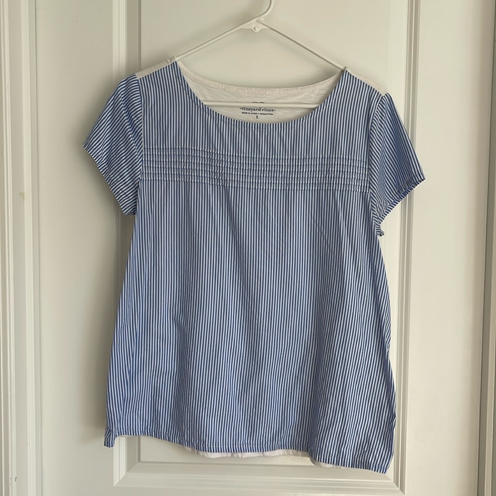 Vineyard Vines casual striped tee! Seersucker look! In size small.